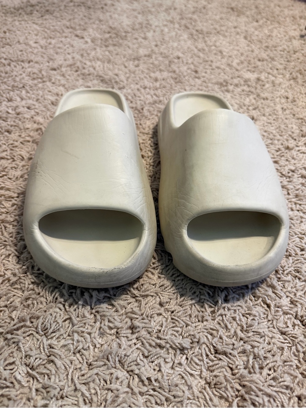Yeezy Slide bone